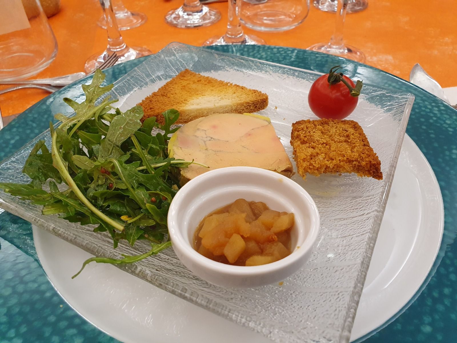 Roquette au foie gras et poires caramélisées au pain d'épices