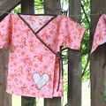 Un petit kimono tout rose et son fichu assorti