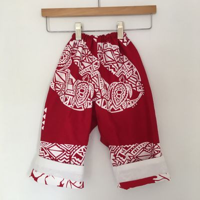 Quatre pantalons réversibles pour des cousins et une voisine