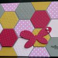 Carte de voeux féminine avec tapise d'hexagones et papillon