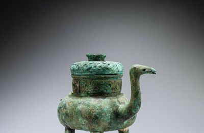 A rare archaic bronze four-sided duck-headed ewer and cover (He), Western Zhou dynasty