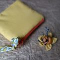 Pochette ocre/dorée avec sa broche fleur en tissu assortie