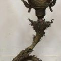 Brûle parfum en bronze à socle en forme de dragons. Indochine vers 1900. 