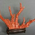 Corail rouge sculpté à cinq branches & Groupe en corail Bouddhas et musiciennes (sept dieux du bonheur)