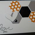 Carte "Love you" avec hexagones orange à pois, gris et noir