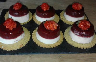 PANNA COTTA FRAISES SUR SABLE PISTACHE