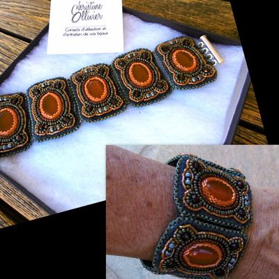 Bracelet en cinq parties dans les tons de bleu canard et orange.