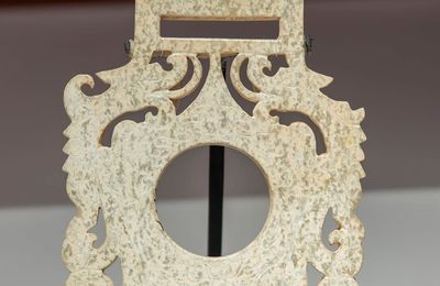 Jade dragon pendant, Western Jin Dynasty, 4th century