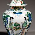 Jarre couverte en porcelaine blanche et émaux polychromes wucai, dits ""cinq couleurs"", Chine, dynastie Qing, période Kangxi