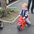 Petit motard et acrobate