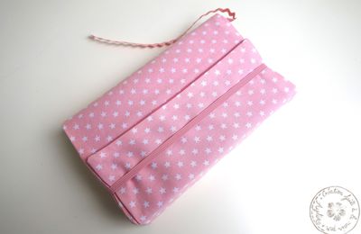 Couverture de livre de poche en tissu rose à étoiles blanches, marque-page en croquet rose