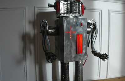 recyclage metallique et assemblage d'un robot lumineux
