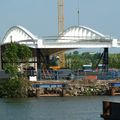 COMPIEGNE...Pose du 1er tablier du nouveau pont sur l OISE...900 tonnes et 75 m de long..(1 photo en page suivante).