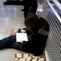 Centre Pompidou, jeune femme lisant