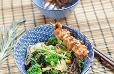 Soba sautées au chou, yakitori de porc au romarin