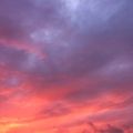 Un ciel pourpre au dessus du parking