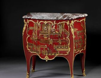 Petite commode à deux tiroirs en laque de chine rouge. Epoque Louis XV 