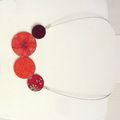 Collier en tissu et alu, tons rouges/orange/bordeaux