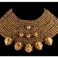 Parure, collier, couronne et ornement nasal de la culture Mochica, 300 - 500 après JC. 