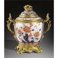 Beau vase couvert en porcelaine de Chine Imari, d'époque Kangxi (1662-1722) à monture de bronze doré d'époque Louis XV, vers 174