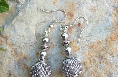 BOUCLES D'OREILLES FANTAISIE EN METAL