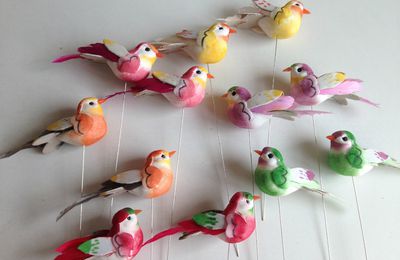 Pour fêter le printemps des oiseaux décoratifs pour nichoirs, chapeaux, broches...