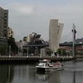 photos: 40ème étape départ de Bilbao, musée Guggenheim d'art moderne et contemporain en partant. 