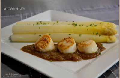 Noix de St Jacques sur compotée de rhubarbe et asperges 