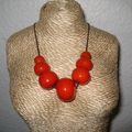 Collier orange vitrail