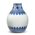 A blue and white vase, Qing dynasty, Kangxi period (1662-1722)