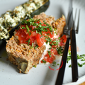 PAiN DE ViANDE AUX LÉGUMES, SAUCE TAHiNi & DÉS DE TOMATES