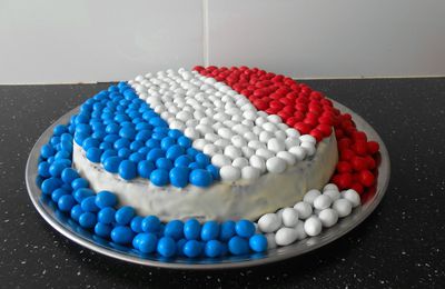 Gâteau : Drapeau de la France: bleu, blanc, rouge avec des m&m's