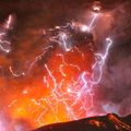 Un volcan japonais Shinmoedake entre  en éruption dans des eclairs electriques