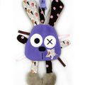 Doudou lapin attache tétine violet marron