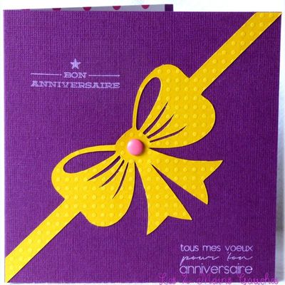 Carte d'anniversaire féminine violette avec gros noeud jaune