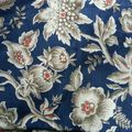 1669 Tissu ancien motif fleuri fond bleu pour couture, patchwork
