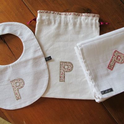Pochons et bavoirs / Pouches and bibs