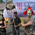 2011-S22 - Masque 6 - après le G8- masques, ONG et politique