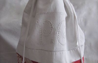 Sac à linge, drap ancien avec lettres brodées 