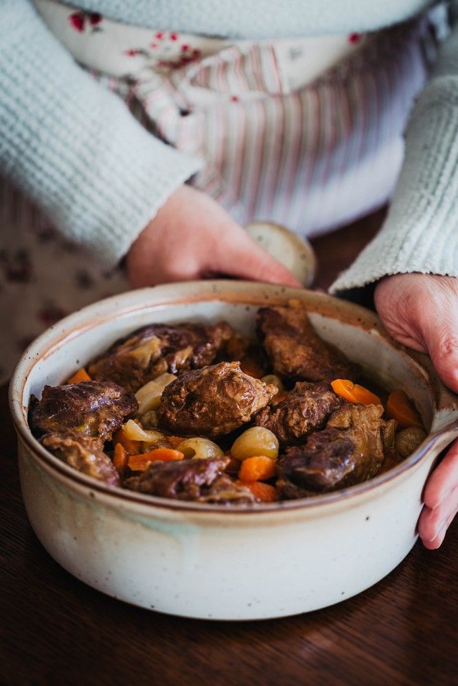 joues de porc au cidre, carottes, petits oignons, plat réconfortant, recette hiver, plat meilleur réchauffé, plat en sauce, viande fondante