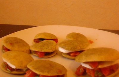 Whoopies au caviar de tomates, mozzarella et basilic