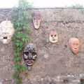 Photo d'un mur, hier, chez Guillaume...masques faits par  les enfants à Octeville, presque tous!