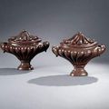Rare paire de vases navette couverts en porphyre sculpté. Seconde moitié du XIXème siècle.