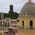 Al primo piano il campanile della chiesa Santa