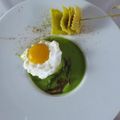 Île flottante sur crème d'asperge verte et raviolis de cèpes