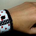 Des coeurs rouges ... de la dentelle noire ... un 2e bracelet en tissu !