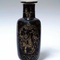 Chine Epoque XIXe s - Vase de forme rouleau en porcelaine émaillée noir et à décor en émail or de médaillons de sujets mobiliers
