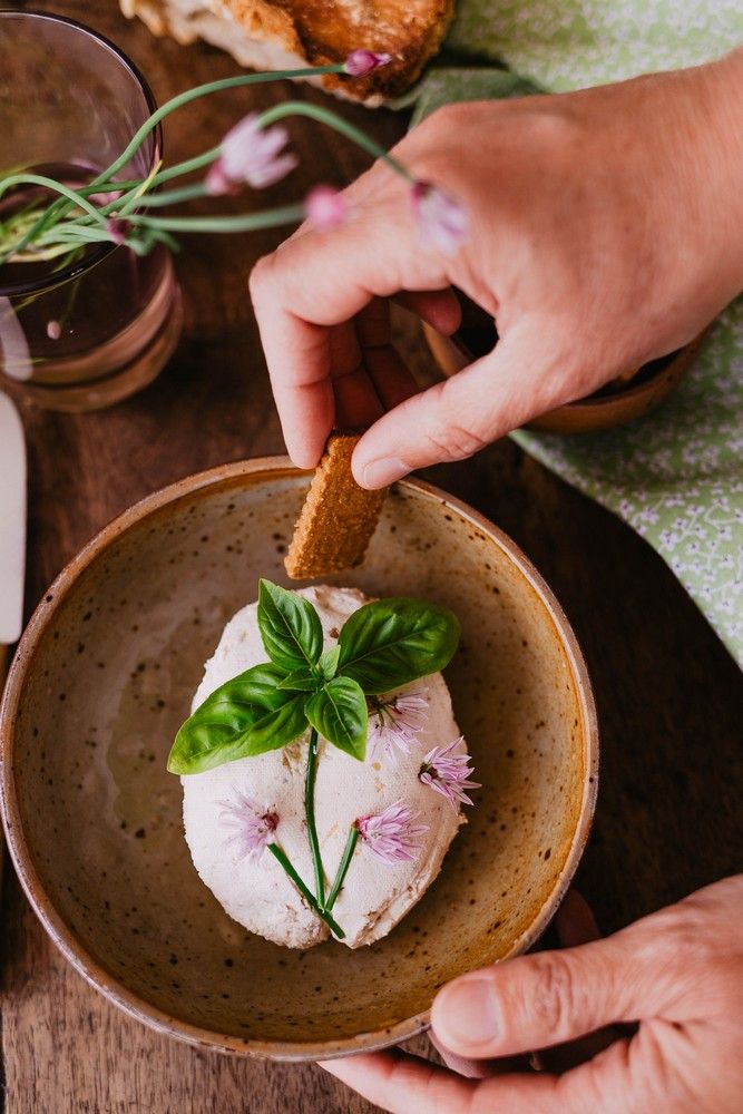 fromage frais maison, facile, recette printemps, dip pour apéro, basilic, tomates sechées, yaourt grec, comme du boursin, ail et fines herbes, tomates confites, fleur de ciboulette