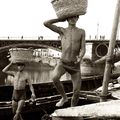 Herbert List, Liste Herbert : Porteurs, Séville. Espagne (1951)