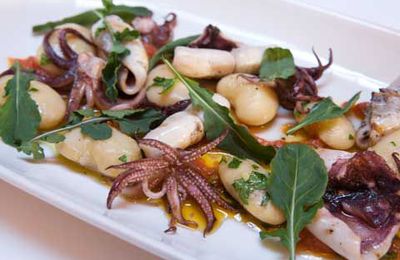 Poêlée de calmars et sa purée de haricots blancs, roquette à la vinaigrette au citron et piment de Serrano